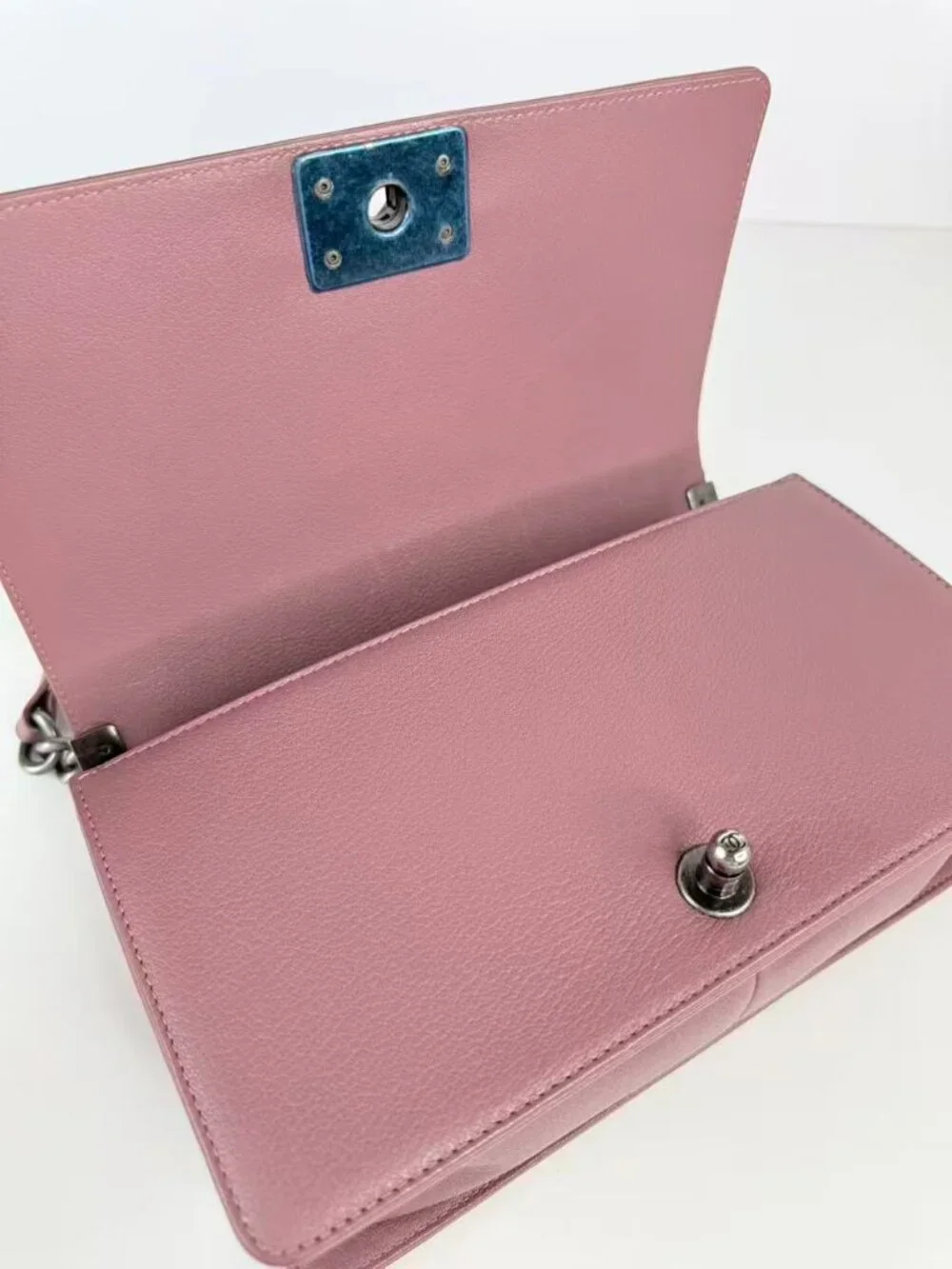 Channel boy flag crossbody bag - Picture 5 of 12